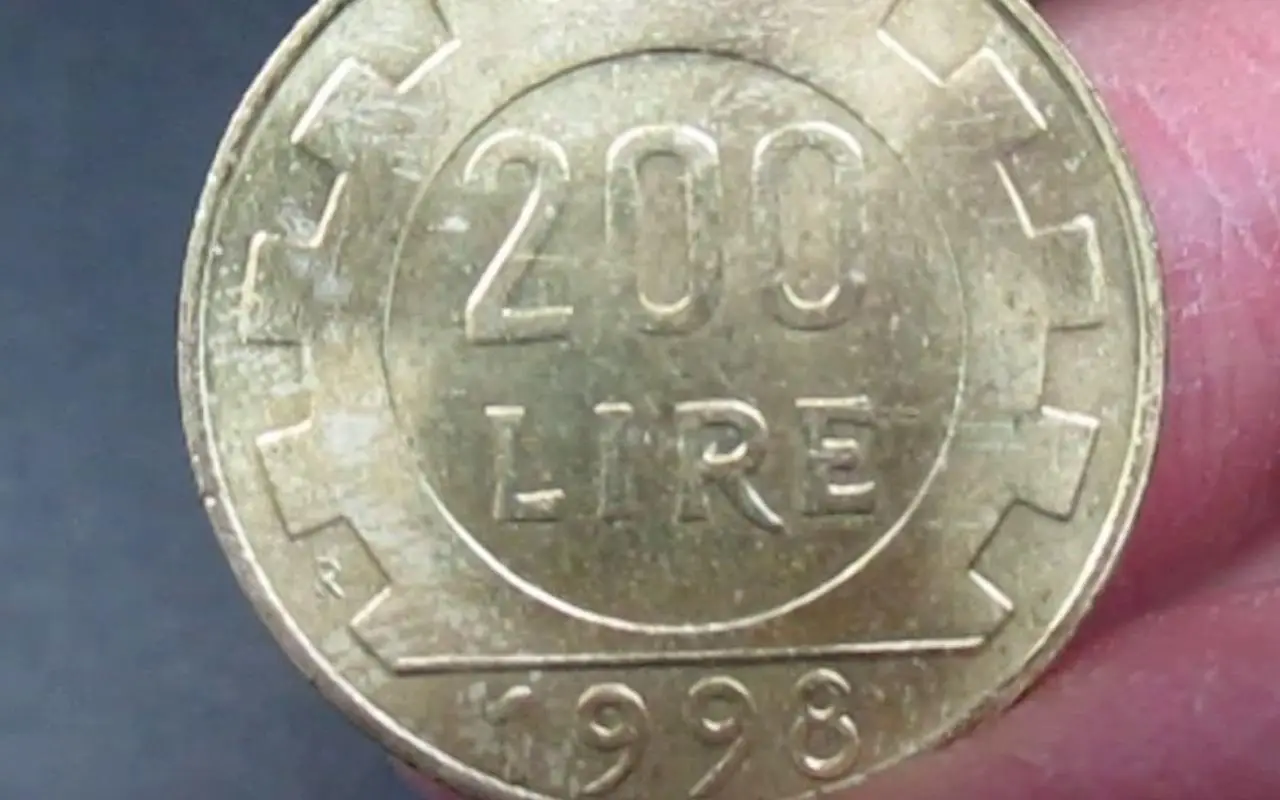 Moneta da 20 lire, coniata in anno specifico, evidenziata per il suo valore collezionistico.