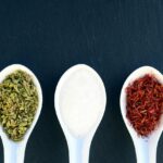 Un piatto colorato con ingredienti freschi, simbolo di cucina leggera e gustosa.