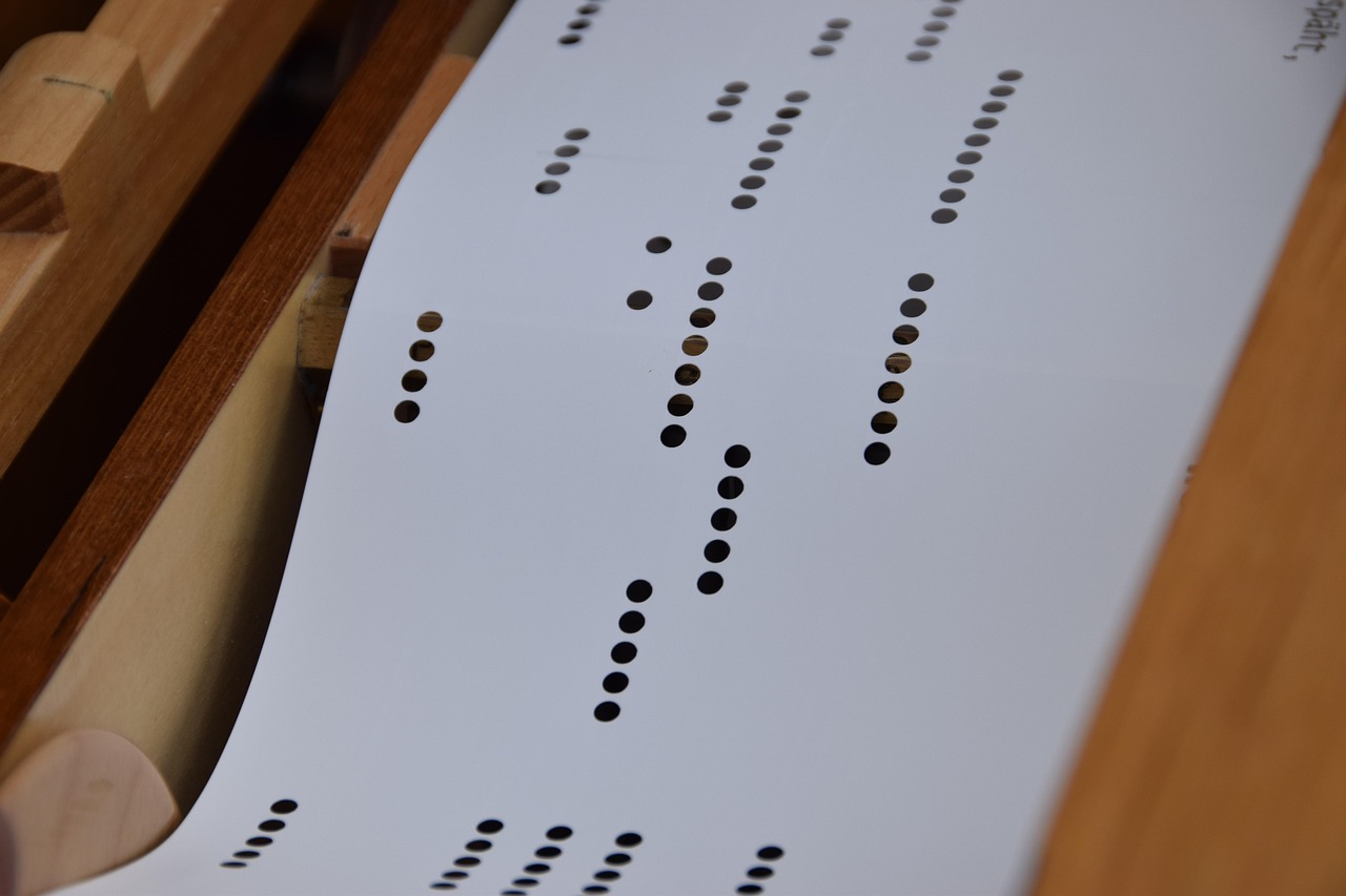 Illustrazione di un bonifico bancario con frecce che indicano ripetizione e osservazione delle transazioni.