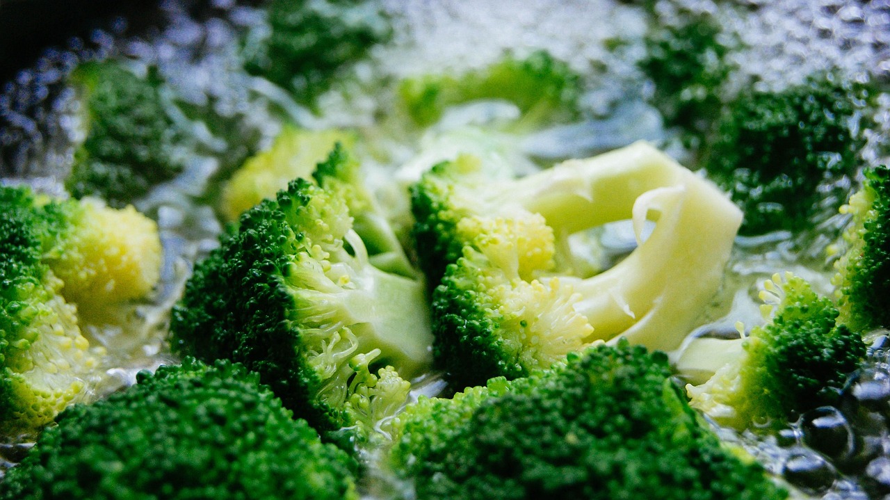 Broccoli freschi in una pentola, pronti per essere cucinati senza odori sgradevoli.