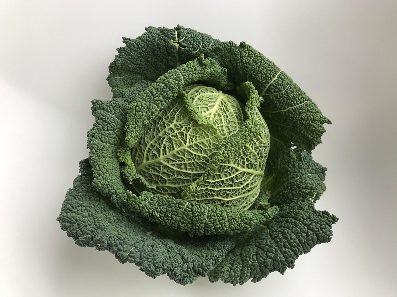 Cavolo nero fresco su un tagliere, pronto per essere cucinato secondo il consiglio dello chef.