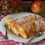 Frittelle di mele al forno, dorate e leggere, servite su un piatto decorativo.