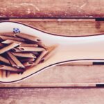 Pasta integrale con verdure fresche e condimento, piatto salutare e gustoso.