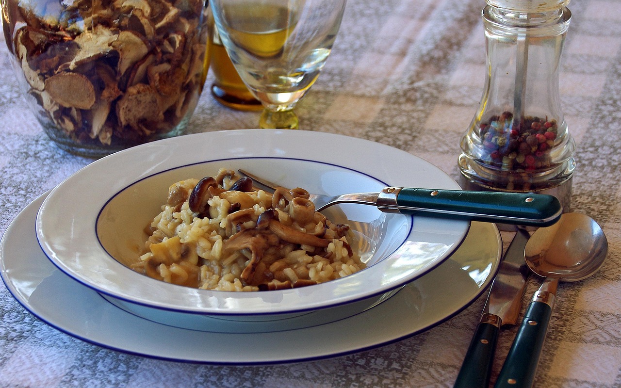Risotto ai funghi con chicchi sodi, evidenziando la tostatura a secco.